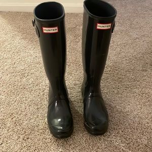 Size 7 dark grey hunter rain boots